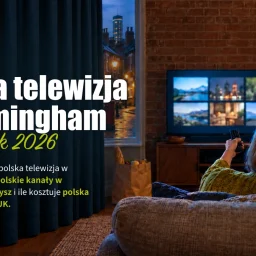 Para ogląda telewizję w salonie ceglanego domu szeregowego w Birmingham