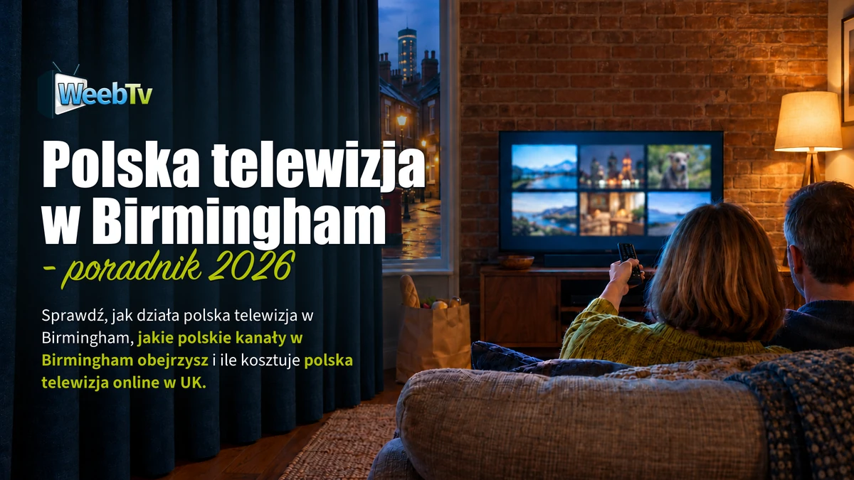Para ogląda telewizję w salonie ceglanego domu szeregowego w Birmingham