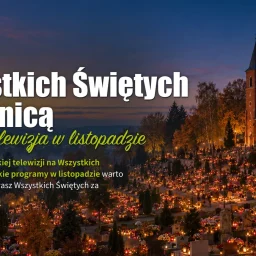 Polski cmentarz pełen zniczy o zmierzchu, z ceglanym kościołem na wzgórzu